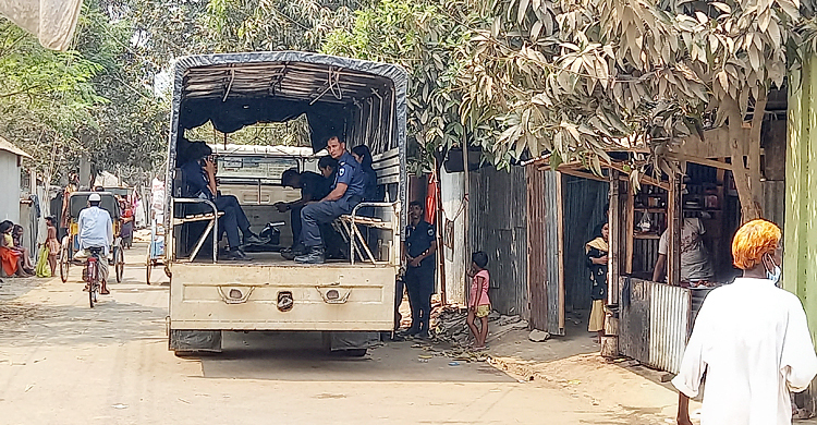 পুলিশের ওপর হামলা : আ.লীগ নেতাসহ পাঁচজন কারাগারে