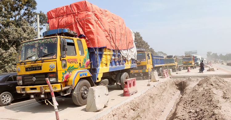 সিরাজগঞ্জ মহাসড়কে গাড়ি চলছে থেমে থেমে