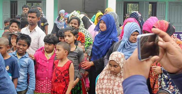 বেতন ছাড়াই বিশেষ চাহিদাসম্পন্ন শিশুদের শিক্ষা দিচ্ছেন তারা