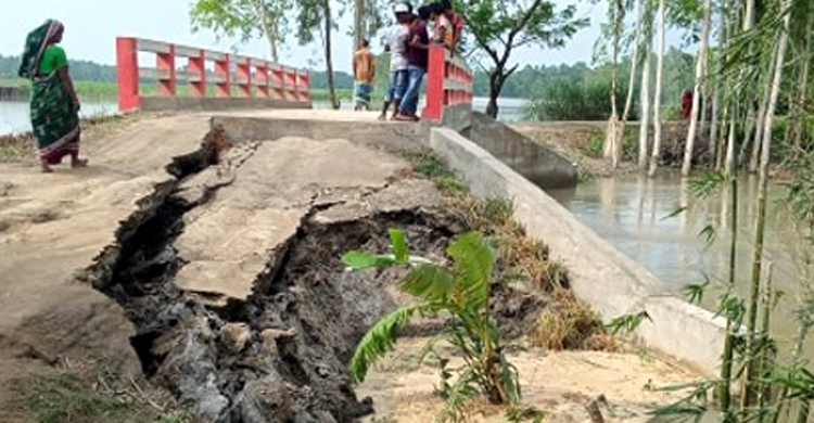 সেতুর অ্যাপ্রোচ সড়ক ধসে যান চলাচল বন্ধ