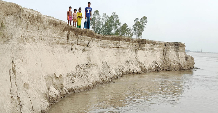 যমুনার ভাঙনে বিলীনের পথে ১৩ গ্রাম