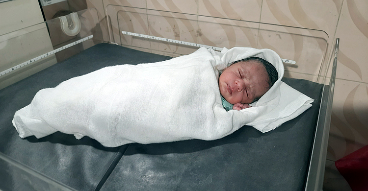 সিরাজগঞ্জে মাঠে পড়ে থাকা ব্যাগে মিললো ফুটফুটে নবজাতক