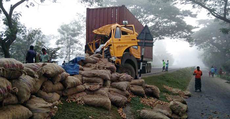 আলুবোঝাই ট্রাক-কাভার্ডভ্যানের সংঘর্ষে দুই চালক নিহত