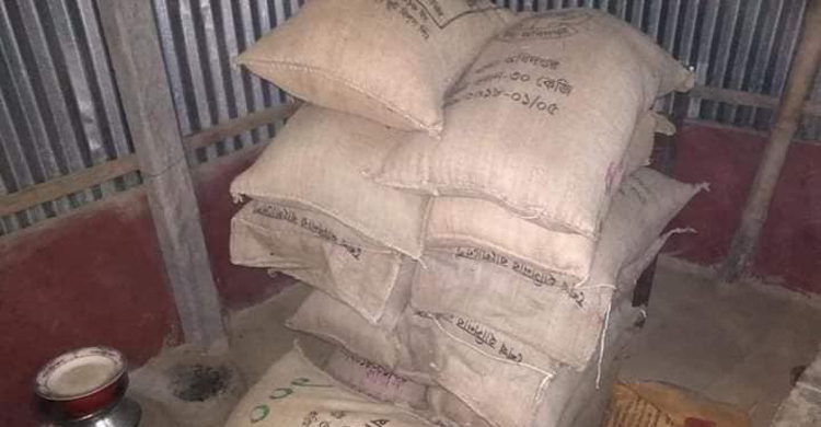 ১৭ বস্তা চাল উদ্ধার করে পুলিশকে খবর দিল গ্রামবাসী