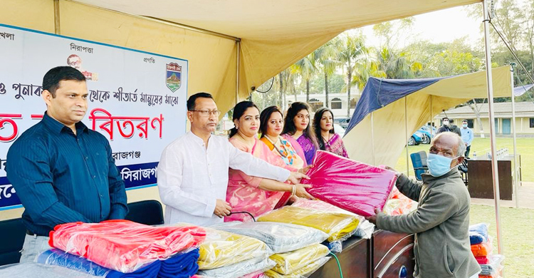 ৪০০ ছিন্নমূল মানুষকে শীতব্স্ত্র দিলো পুলিশ ও পুনাক