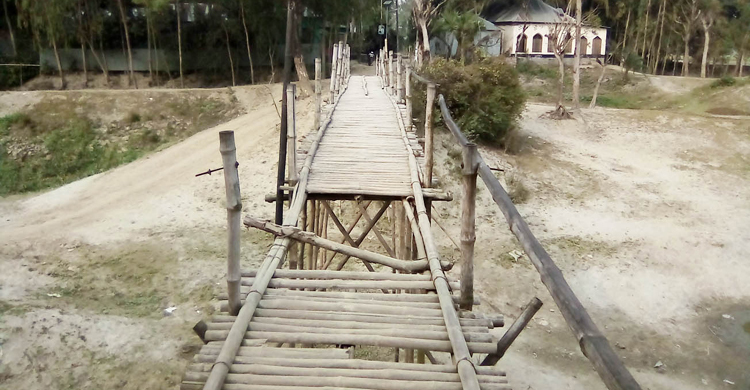 ১০ গ্রামের মানুষের ভরসা বাঁশের সাঁকো