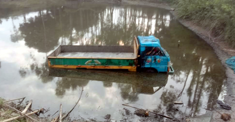 নিয়ন্ত্রণ হারিয়ে পুকুরে ট্রাক, নিহত ১