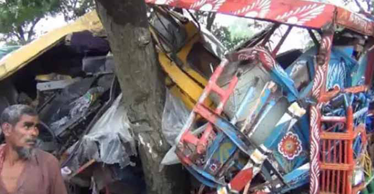 নিয়ন্ত্রণ হারিয়ে বাজারে ট্রাক, নিহত বেড়ে ৪