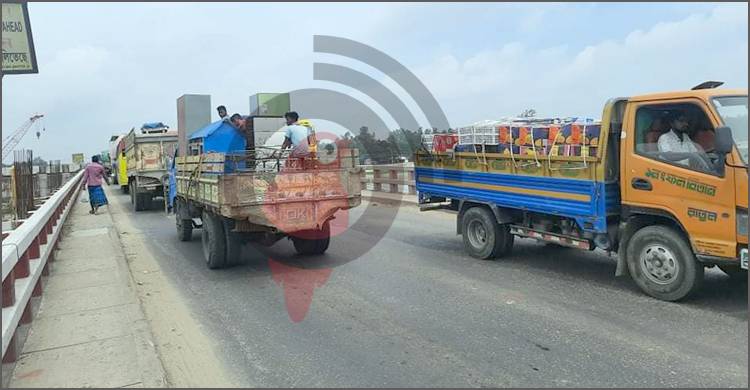 বঙ্গবন্ধু সেতুর পশ্চিম মহাসড়কে থেমে থেমে চলছে যানবাহন