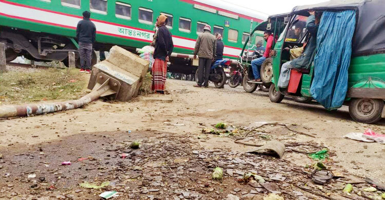 সিরাজগঞ্জে রেলক্রসিংয়ে বাসে ট্রেনের ধাক্কা, নিহত ১