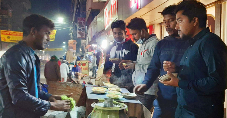 সিরাজগঞ্জে ভ্রাম্যমাণ দোকানে পিঠা বিক্রির ধুম