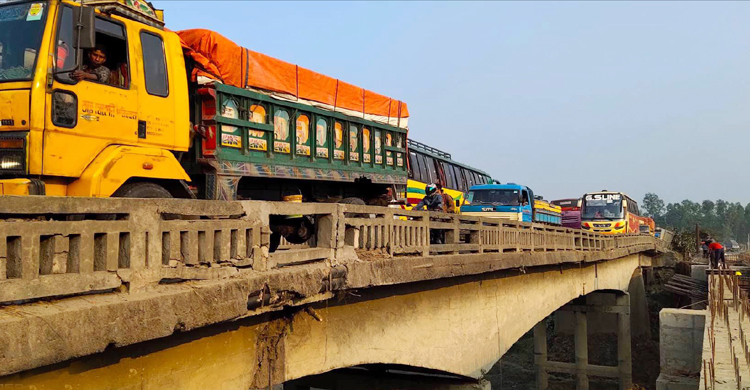দেবে গেছে ব্রিজ, ভোগান্তিতে উত্তরাঞ্চলের ৯ জেলার মানুষ