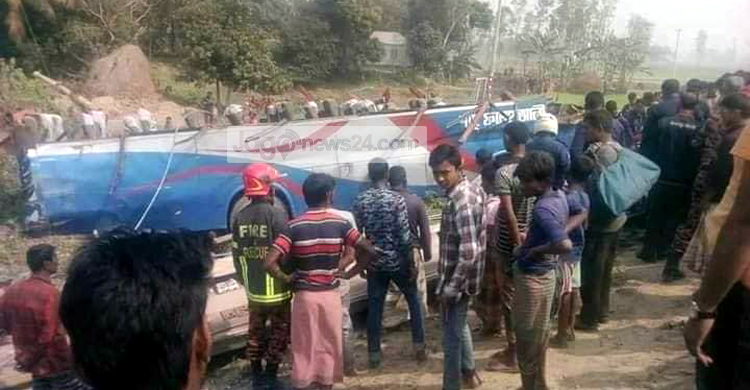 সিরাজগঞ্জে বাস খাদে পড়ে নিহত ৩