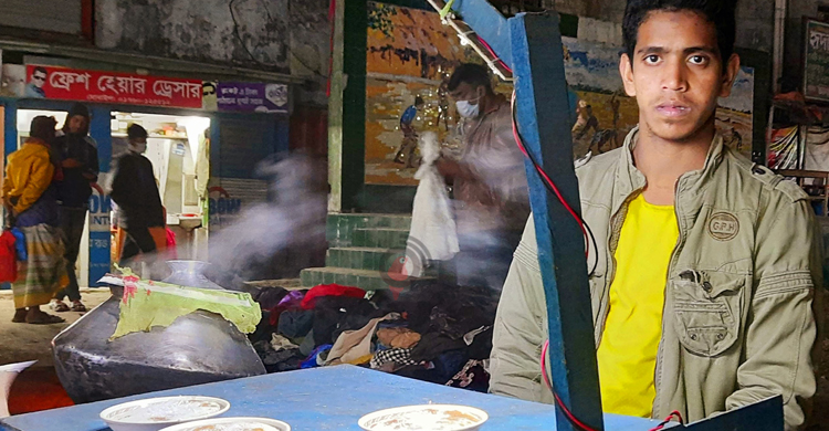 সিরাজগঞ্জে ভ্রাম্যমাণ দোকানে পিঠা বিক্রির ধুম