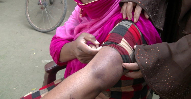 বিদেশ থেকে পাঠিয়েছেন স্বর্ণ-কম্বল, বাড়ি এসে মারধরের শিকার