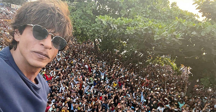 ঈদের দিনে শাহরুখকে এক নজর দেখতে হাজারো ভক্তের ভিড়