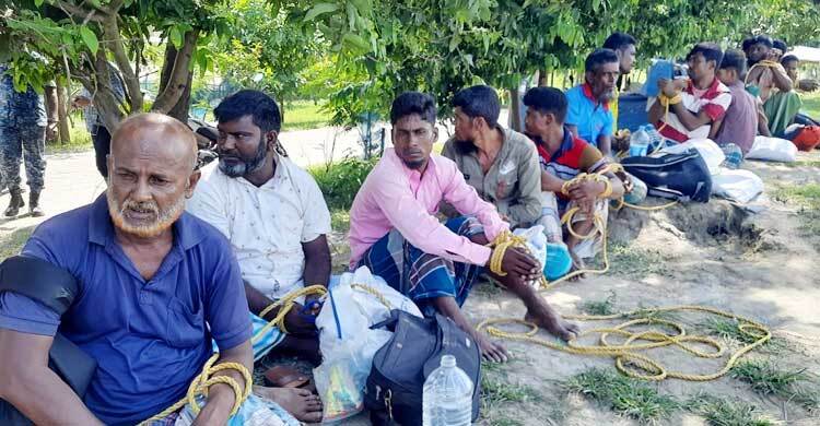 বঙ্গোপসাগরে মাছ ধরার ট্রলার থেকে ৬ রোহিঙ্গাসহ আটক ১৫