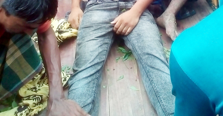 সাপে কাটা রোগীকে কবিরাজ দিয়ে ঝাড়ফুঁক, প্রাণ গেল কিশোরের