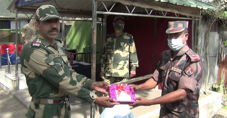 হিলি সীমান্তে বিএসএফ সদস্যদের মিষ্টি উপহার বিজিবির