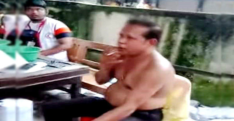 টিকা কেন্দ্রে ধূমপান করলেন টেকনোলজিস্ট