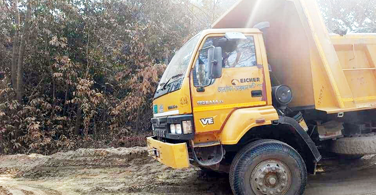 মাটি ব্যবসায়ীকে দুই লাখ টাকা জরিমানা