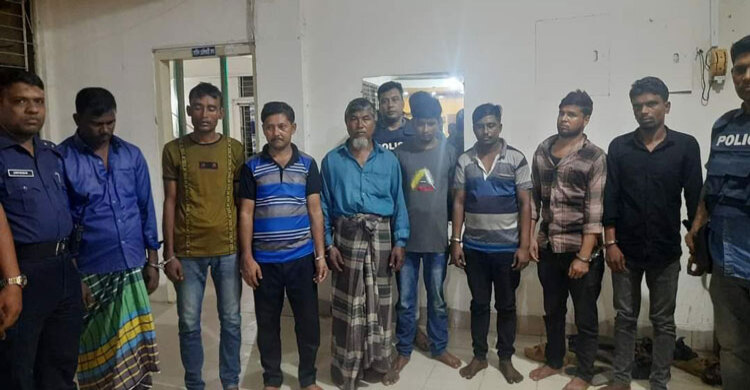 সোনাগাজীতে ডাকাতির প্রস্তুতিকালে গ্রেফতার ৮, অস্ত্র-গুলি উদ্ধার