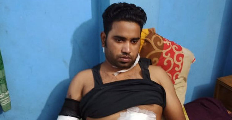 থানার সামনে বিকাশ এজেন্টকে ছুরিকাঘাত করে ২ লাখ টাকা ছিনতাই