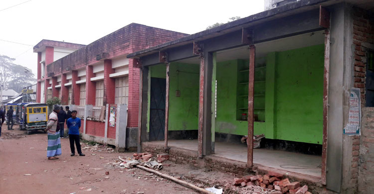 বিদ্যালয়ের জমি দখল করে দোকানঘর নির্মাণ