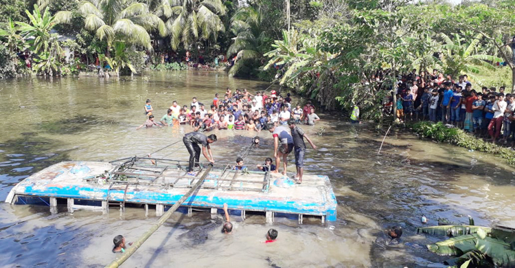বাস খাদে পড়ে দুইজন নিহত, উদ্ধার করতে গিয়ে যুবকের মৃত্যু