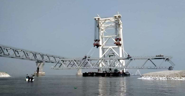 পদ্মা সেতুতে বসল ২৫তম স্প্যান, দৃশ্যমান হলো ৩৭৫০ মিটার