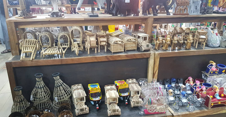 ঐতিহ্যবাহী কারুপণ্যে নজর কাড়ছে ‘শতরঞ্জি’