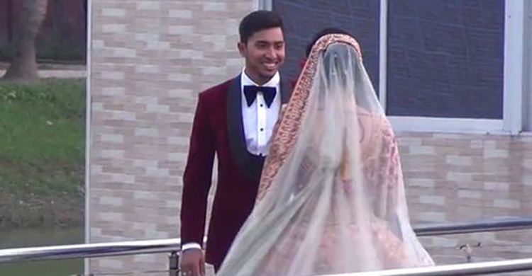 রাজকীয় বৌভাতে স্ত্রীকে নিয়ে সৌম্যের মডেলিং