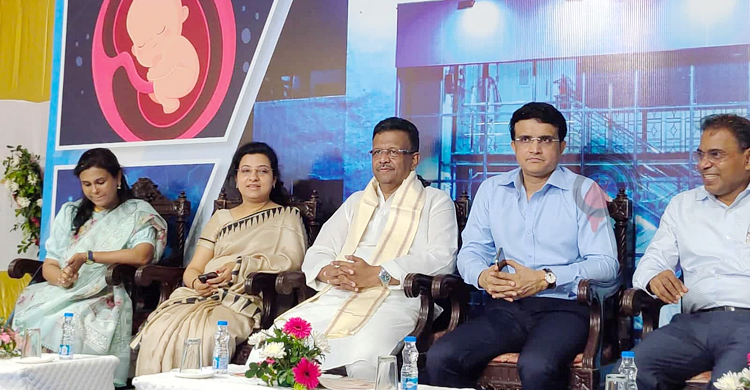 একদিন বিজেপি আরেকদিন তৃণমূলের পাশে সৌরভ