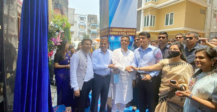 একদিন বিজেপি আরেকদিন তৃণমূলের পাশে সৌরভ