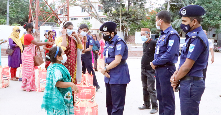 হিজড়াদের ঈদ উপহার দিলেন পুলিশ সুপার আয়েশা সিদ্দিকা