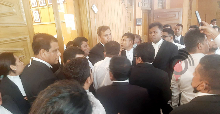 বিএনপি সমর্থিতদের কিল-ঘুষিতে হাসপাতালে আ’লীগপন্থি আইনজীবী