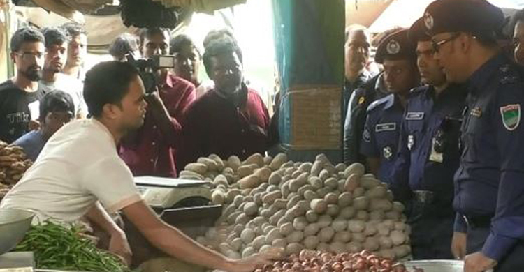 এসপির অভিযানে ৪০ টাকা কমে গেল পেঁয়াজের দাম