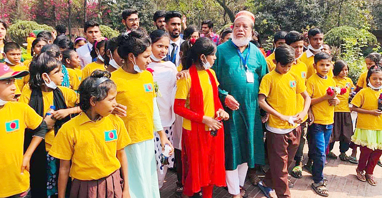 শতাধিক শিশুকে দুপুরের খাবার খাওয়ালেন ডেপুটি স্পিকার