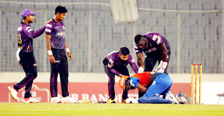 বাউন্সারে মাঠ ছাড়া ফ্লেচারকে নেওয়া হলো হাসপাতালে