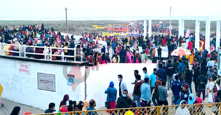 ভালোবাসা দিবসে রাজশাহীর পদ্মাপাড়ে হাজারো মানুষ