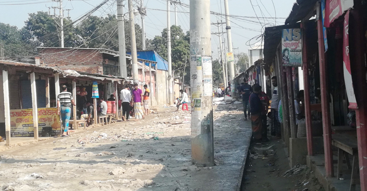 বিদ্যুতের খুঁটি রেখেই চলছে সড়কের উন্নয়ন কাজ
