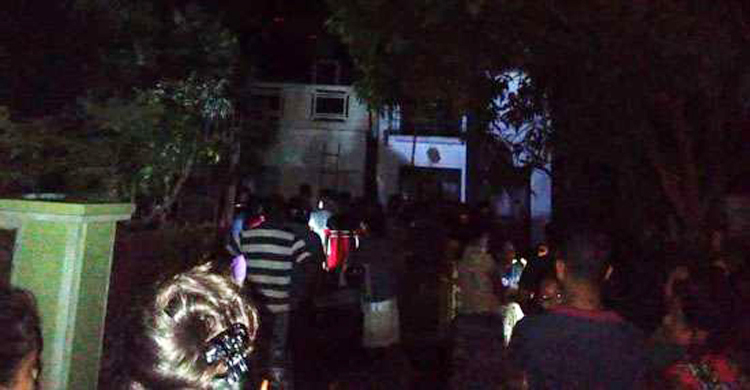 শ্রীলঙ্কায় পাম্পে তেল না পেয়ে মালিকের বাড়িতে আগুন