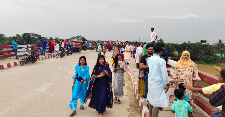 শ্রীপুরে ঈদের দ্বিতীয় দিন সেতুগুলোতে ভিড় দর্শনার্থীদের