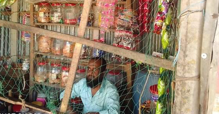 শিক্ষার্থীদের সততায় চলে দৃষ্টিহীন খাইরুলের সংসার