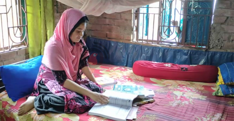 চেয়ার-টেবিল না জুটলেও ডাক্তারি পড়ার সুযোগ পেলেন স্মৃতি