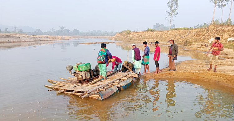শেরপুরে অবৈধ বালু উত্তোলনে ১২ ড্রেজার জব্দ