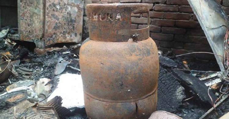 চাঁপাইনবাবগঞ্জে গ্যাস সিলিন্ডার বিস্ফোরণে প্রাণ গেল গৃহবধূর