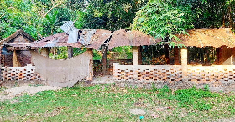 পাঁচ বান্ডিল টিনের অভাবে আটকে রয়েছে সংস্কার