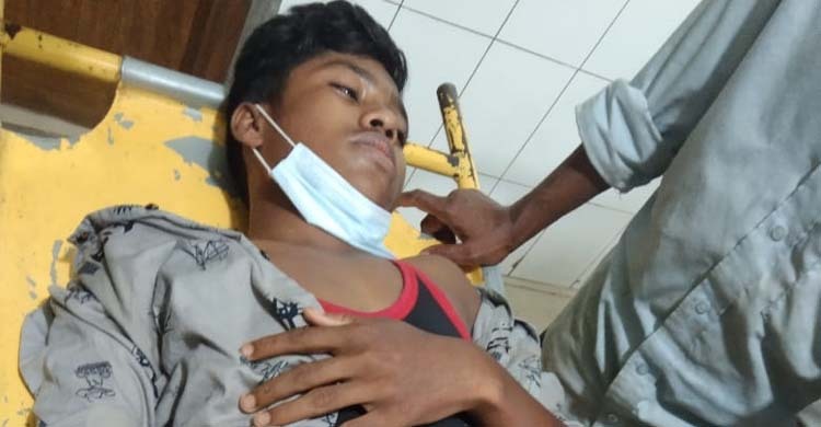 রাজধানীতে ছিনতাইকারীর ছুরিকাঘাতে কিশোর আহত