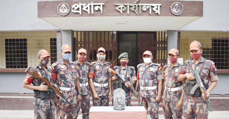 দিনাজপুরে কষ্টিপাথর সদৃশ মূর্তি উদ্ধার